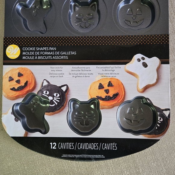 WILTON | Halloween Cookie Shapes Pan - Black - Picture 3 of 4